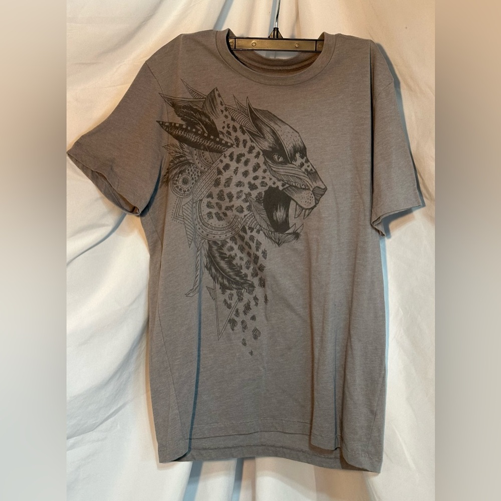 Men’s Aeropostale Graphic T-Shirt W/awesome Leopard Print on Front